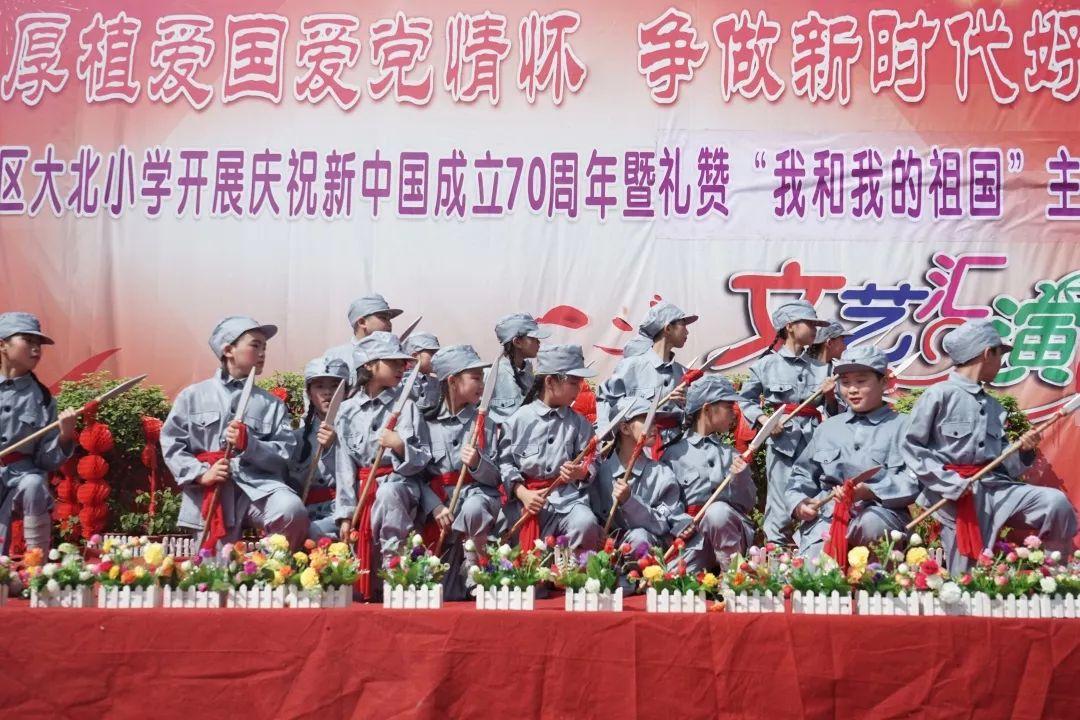 救援矮小的女孩